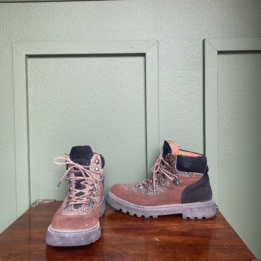 And/Or Ladies Leopard Print Walking Boots